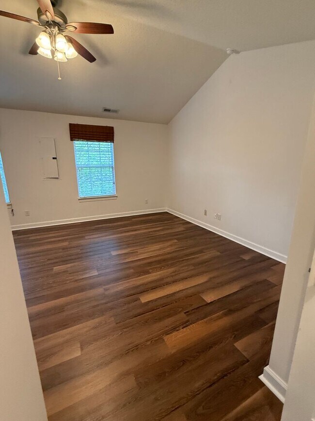 Building Photo - Move In Ready Condo