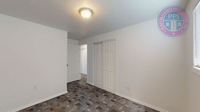 Building Photo - Desirable Sandy Neighborhood / Beautiful Single Level Ranch / Open Floor-Plan, Central Air