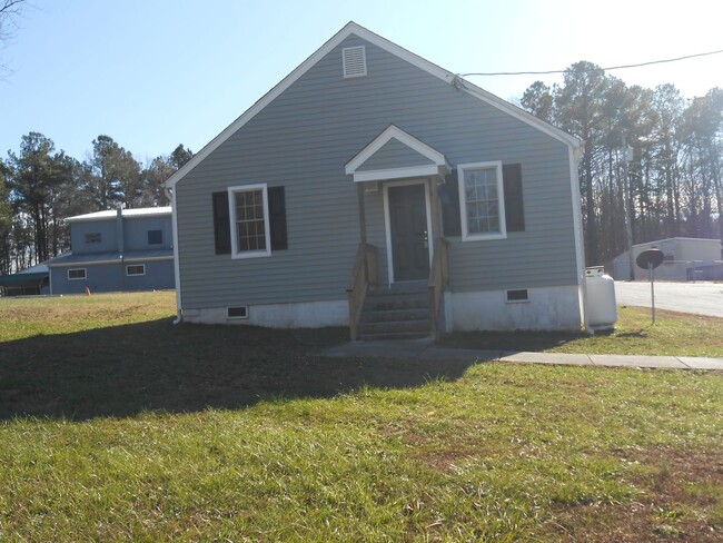 Building Photo - Remodeled, 2 Bedroom & 1 Bath Home  Like New!