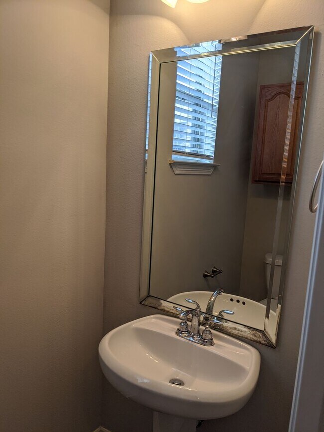 Building Photo - 5805 Thompson Pl