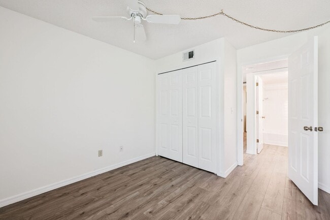 Building Photo - Ground Floor 2 Bed / 2 Bath with New Flooring