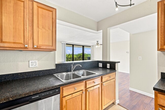 Building Photo - 1301 River Reach Dr
