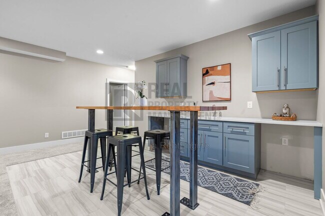 Building Photo - 16893 Madison Cir