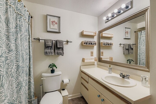 Building Photo - Peaceful 2BR Retreat Near Bobolink Trail