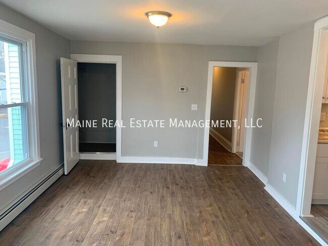 Building Photo - 372 Hammond St