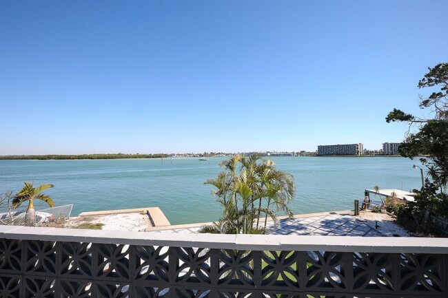 Building Photo - Fully Furnished Luxury Waterfront Unit w/in Walking Distance to the Shopping, Beach, Restaurants,...