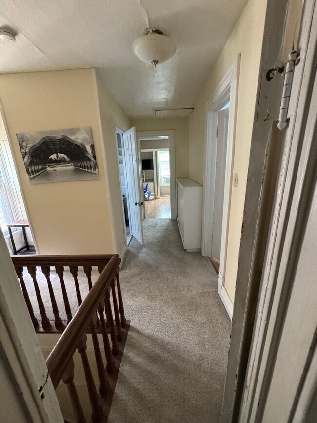 Building Photo - Furnished University area large 4 bedroom ...