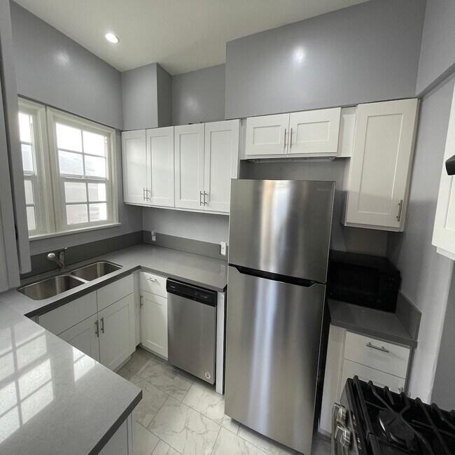 Building Photo - 1146 S Cochran Ave