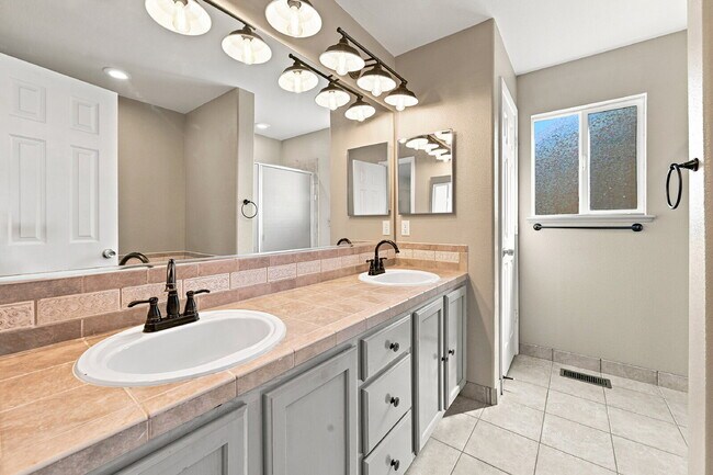 Building Photo - $2,395.95, 4 bed, 3.5 bath located in Colorado Springs with Central AC.
