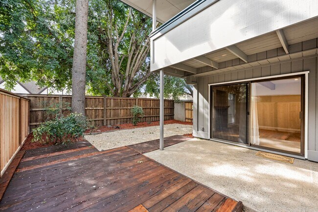 Building Photo - Beautiful 3-bedroom, 3-bathroom townhome  ...