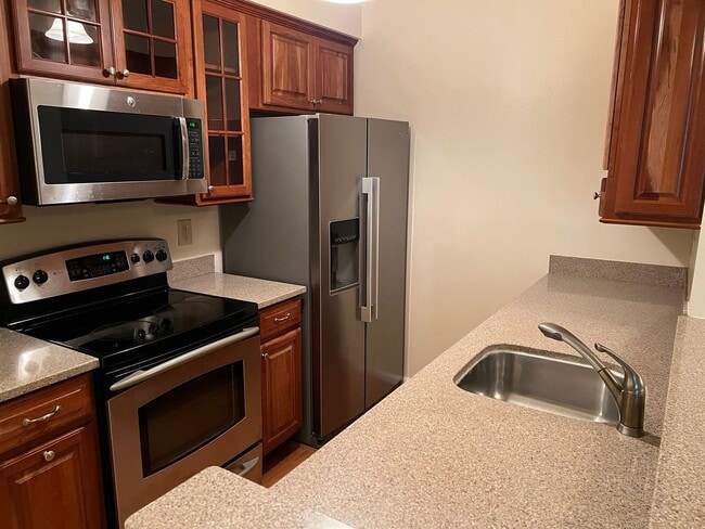 Building Photo - Commuter's Dream with Easy Living