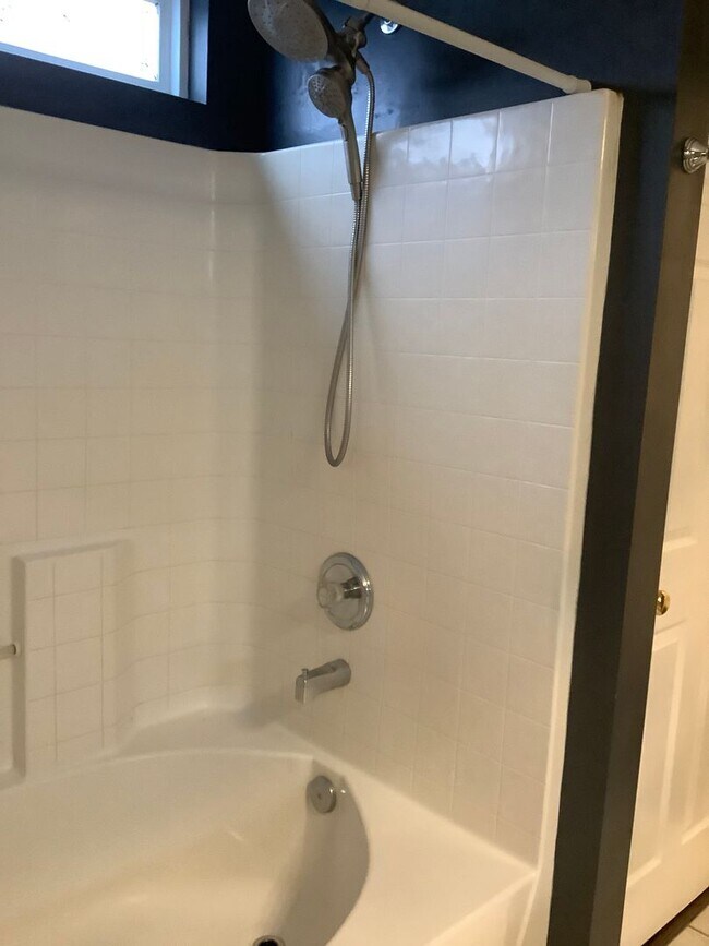 Building Photo - Bellevue - 3 bedrooms - 2 1/2 baths home