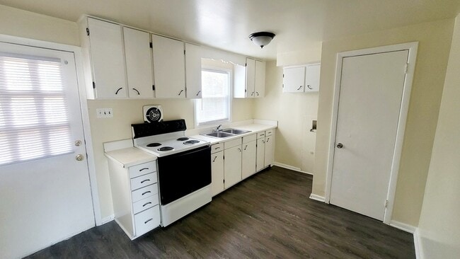 Building Photo - 2604 Wayside Dr