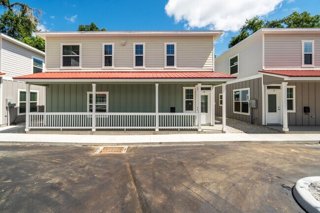 Building Photo - The Reef Townhome NOW LEASING FOR FALL 2026!