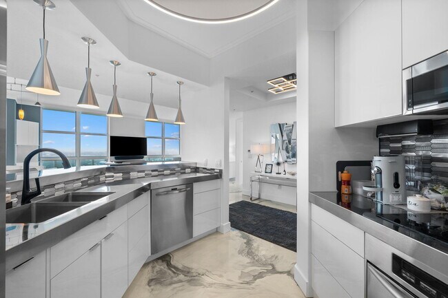 Building Photo - 347 N New River Dr E