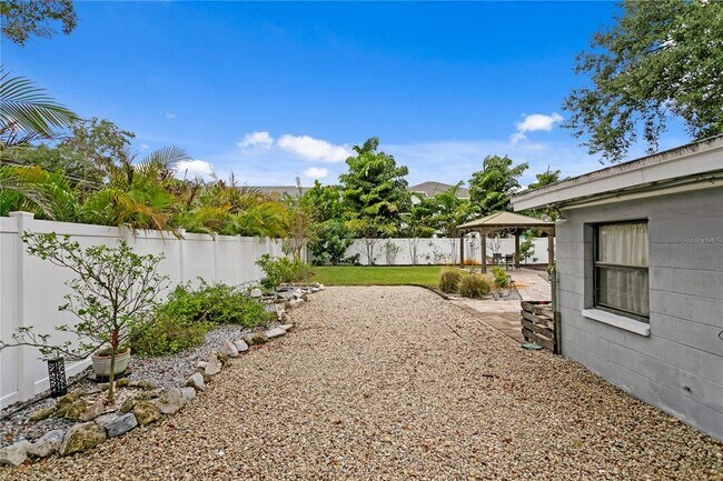 Building Photo - 2407 S Lois Ave