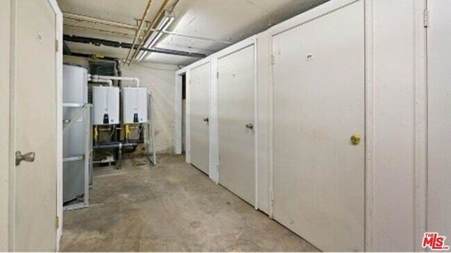 Building Photo - 18640 Collins St