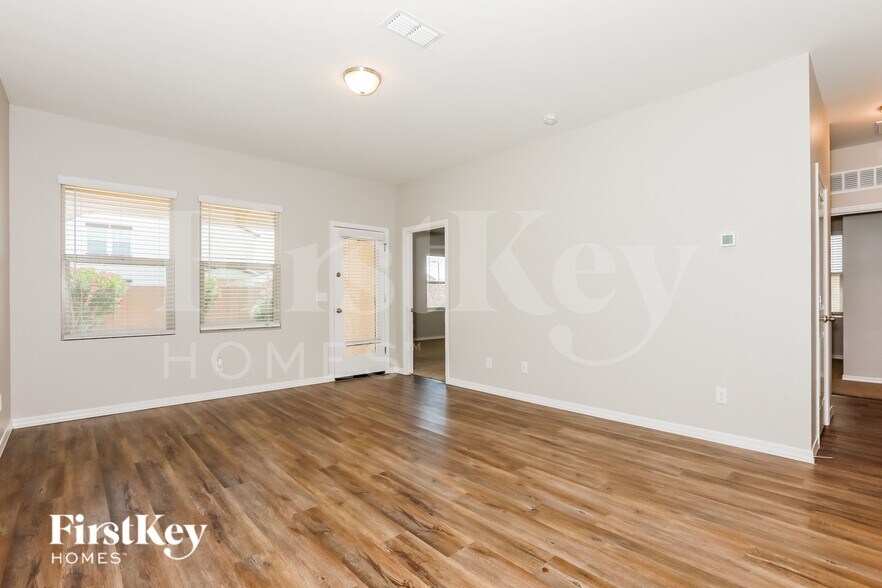 Building Photo - 335 W Powell Dr