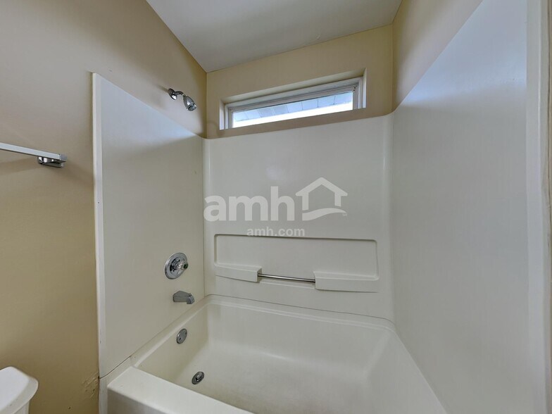 Building Photo - 388 Pheasant Chase Dr