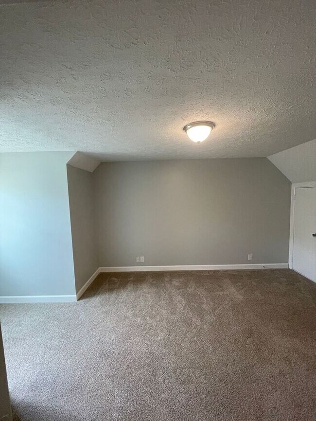 Building Photo - Comfortable 4-Bedroom Home in a Convenient...