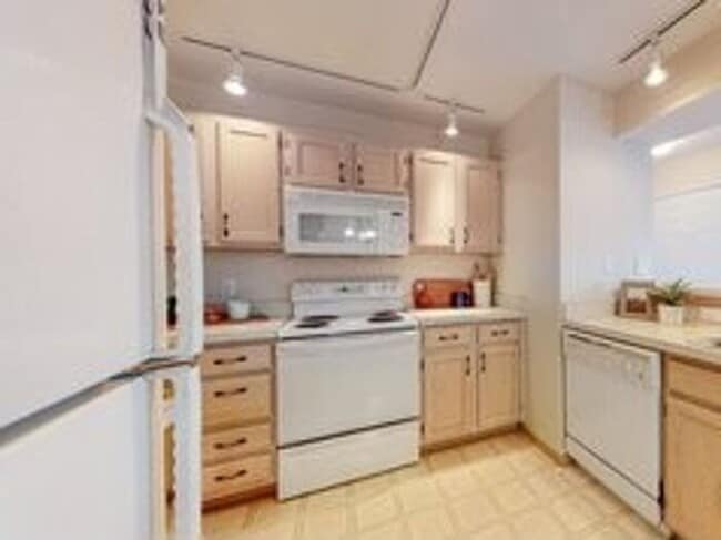 Building Photo - Cozy Two Bed/Two Bath Condo in Convenient ...