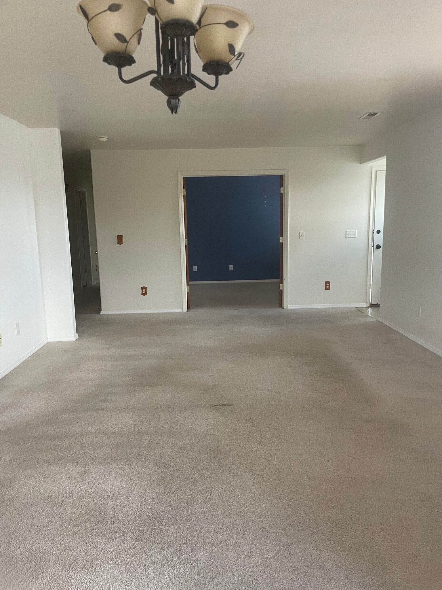 Building Photo - 877 Forestglen Dr