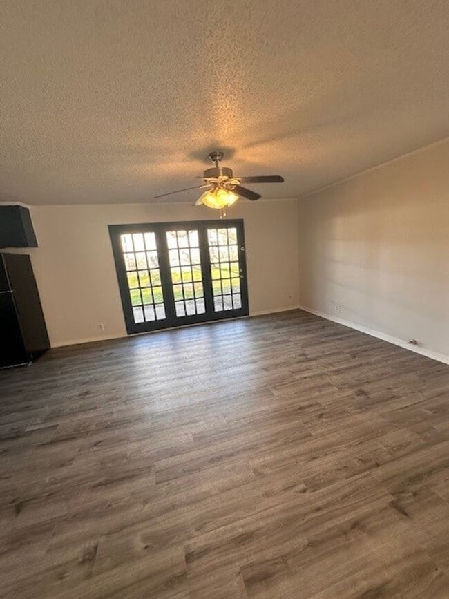 Building Photo - Spacious Baylor University Home