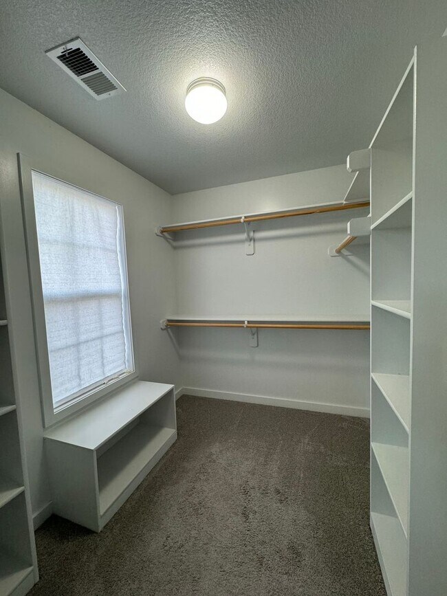 Building Photo - 4 Bedroom, 3 1/2 bathroom in Olathe!