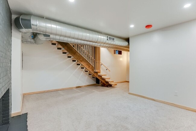 Building Photo - Amazing 2 bedroom, 2 bathroom 1,330 sf hom...