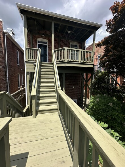 Deck - 2329 W Grace St