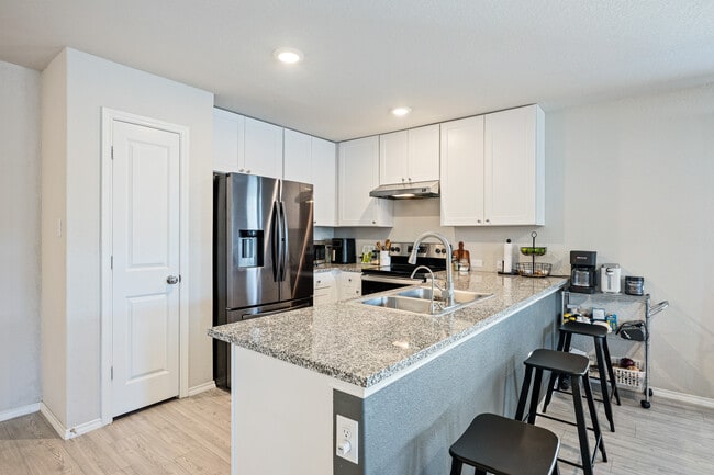 Building Photo - 5611 Elm Valley Dr