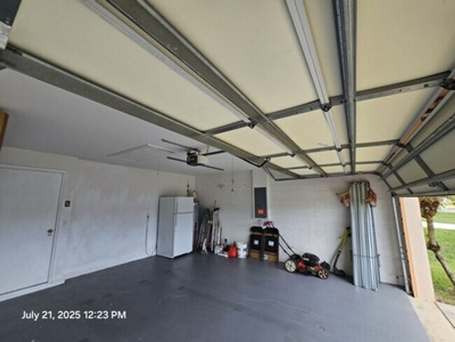 Building Photo - Welcome to your new home! This spacious 3-bedroom, 2-bathroom single-family home