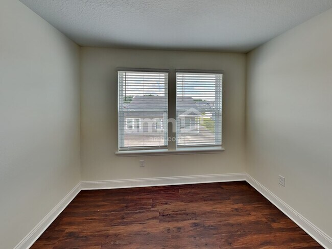 Building Photo - 400 Banyan Frst Dr