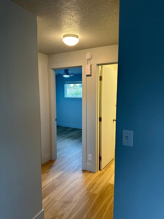 Building Photo - Beautifully updated 2 bed/1bath duplex in ...