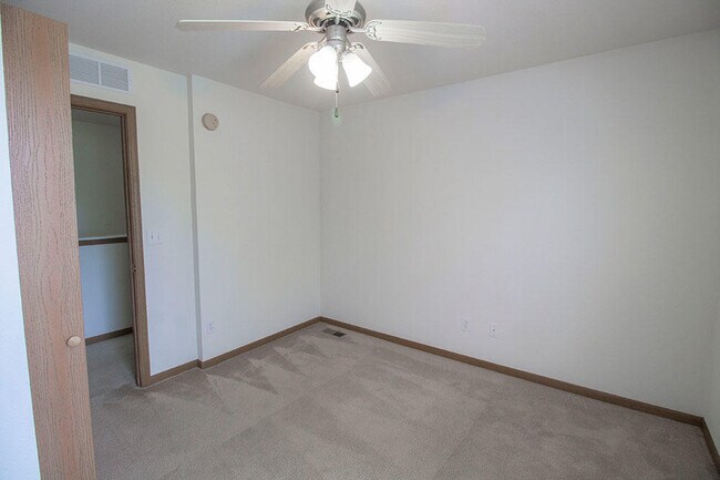 Building Photo - 5000 Derby Ridge Dr