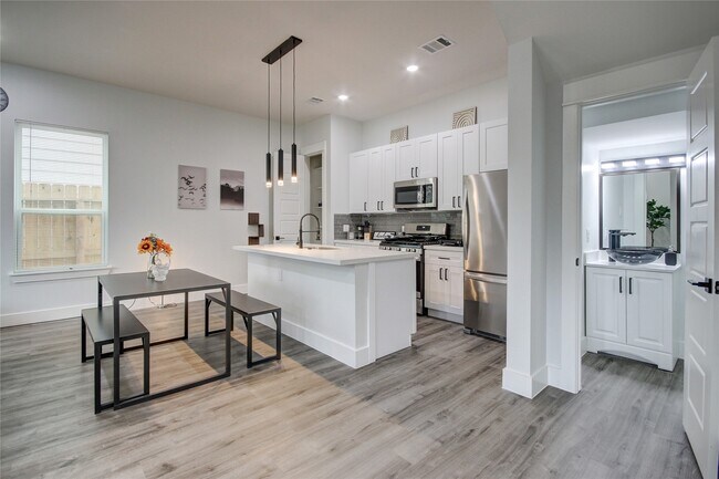 Building Photo - 9305 Tower St