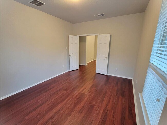 Building Photo - 537 Peregrine Way