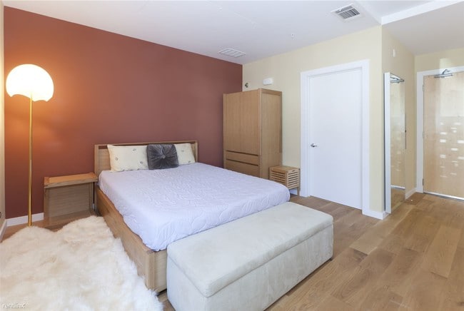 Building Photo - 300 Ivy St