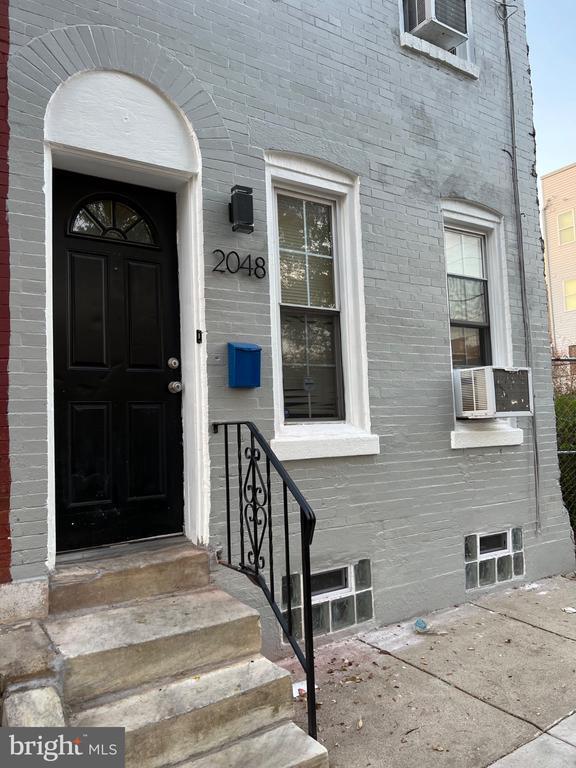 Building Photo - 2048 N Darien St