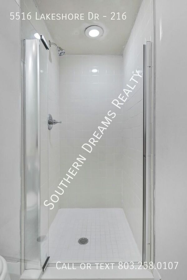 Building Photo - 5516 Lakeshore Dr