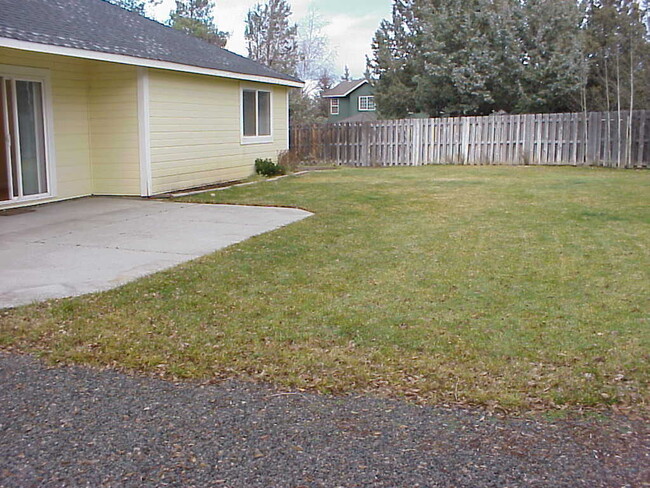 Building Photo - VIDEOTOUR. Three-Car Garage, Huge Yard. PE...