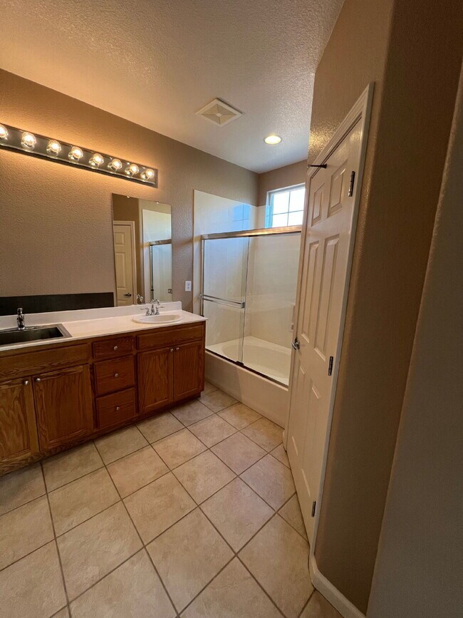 Building Photo - Tracy: $2839 3 bedroom 2 bath single story...