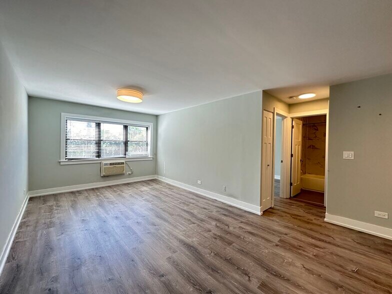 Building Photo - 450 W Barry Ave