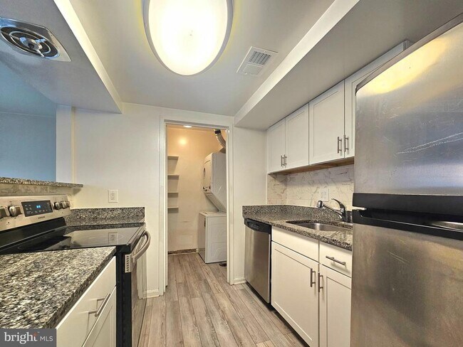 Building Photo - 8612 Walutes Cir