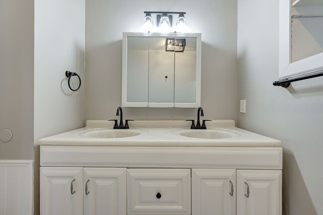 Building Photo - Welcome to your next home—a charming 2-bedroom, 2-bathroom retreat