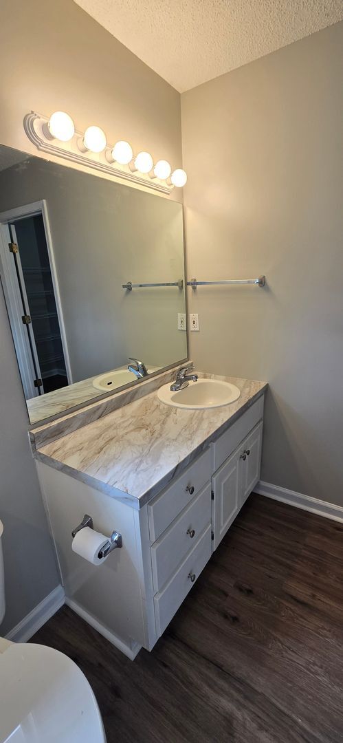 Building Photo - Lovely Jasper Townhome