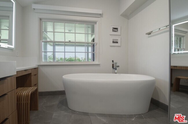 Building Photo - 1121 N Beverly Dr