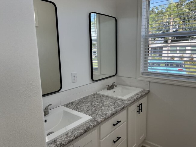 Building Photo - 7815 Lakeshore Dr