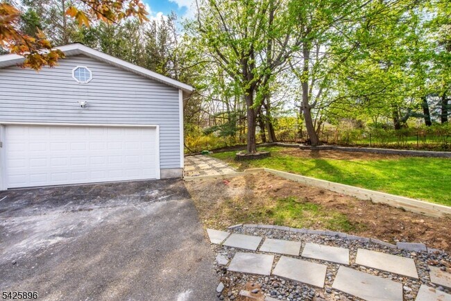 Building Photo - 305 Quaker Church Rd