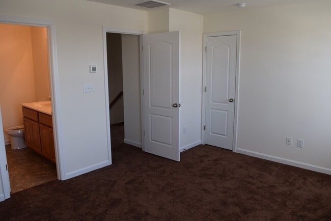 Building Photo - Spacious Duplex close to schools and shopping.